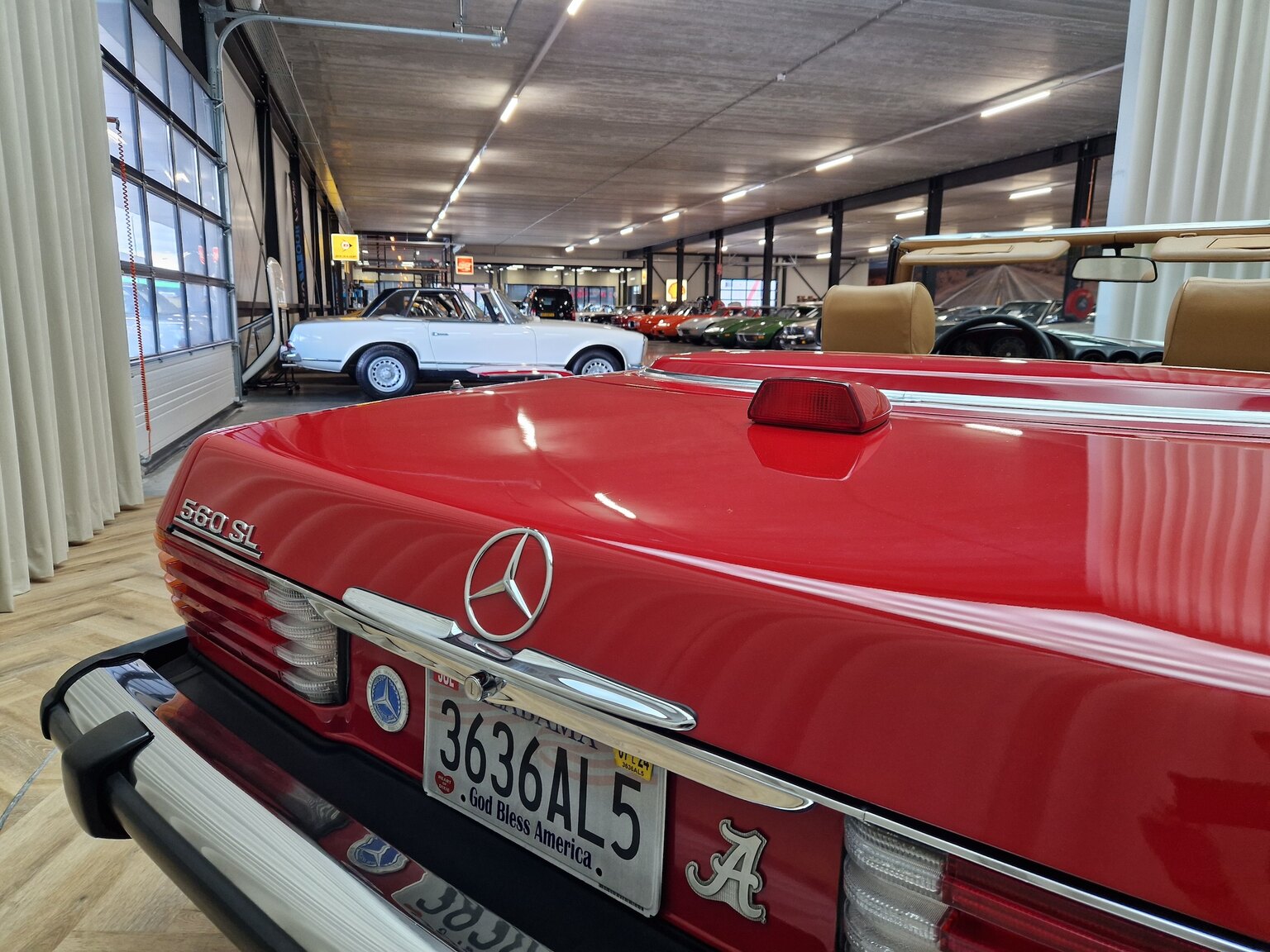 Exterior image of Mercedes-Benz 560SL