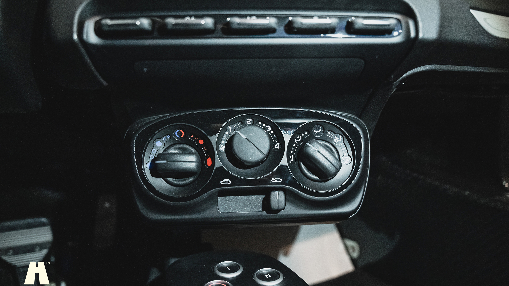 Innenraumfoto von 2016 Alfa Romeo 4C (42)