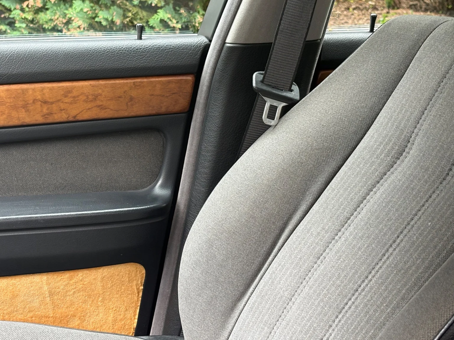 Interior image of 1988 BMW 730iA (66)