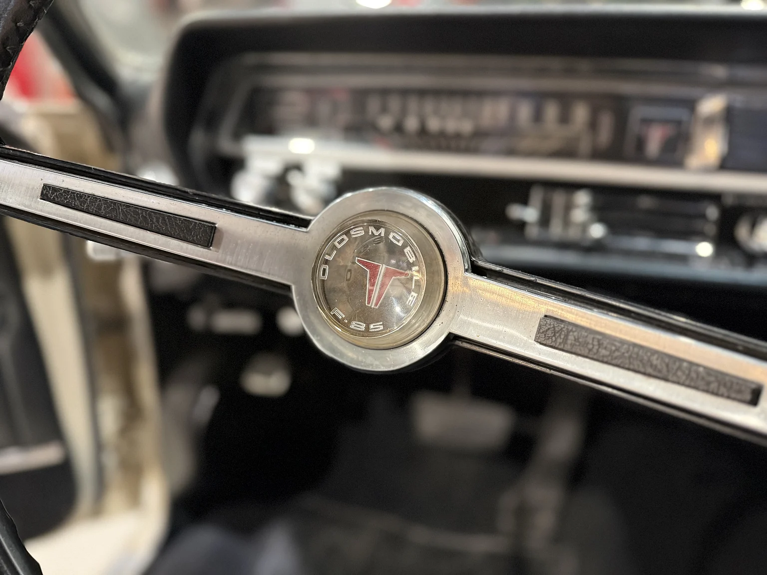 Interior image of 1964 Oldsmobile Cutlass Convertible (19)