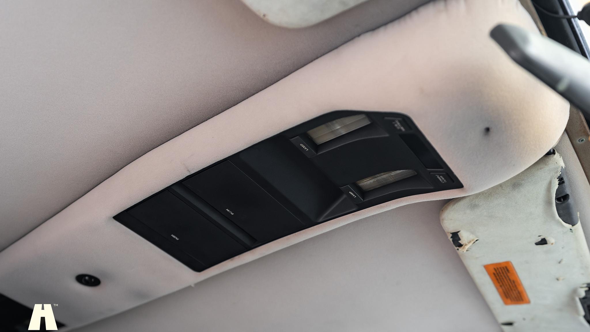 Interior image of 1991 Jeep Grand Wagoneer 1991 (19)