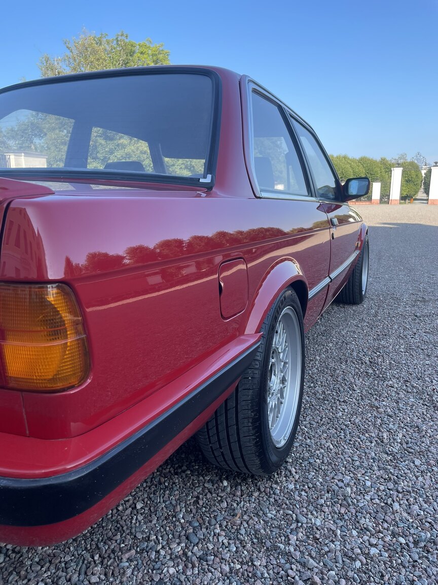 Exterior image of 1987 BMW 320i