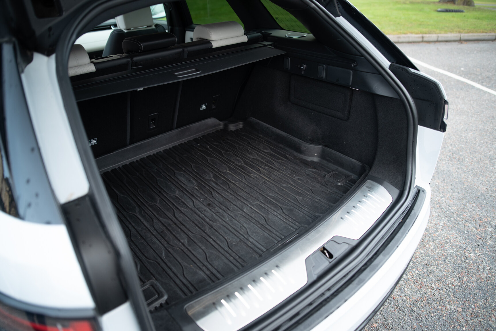 Interior image of 2018 Range Rover Velar D300 AWD HSE
