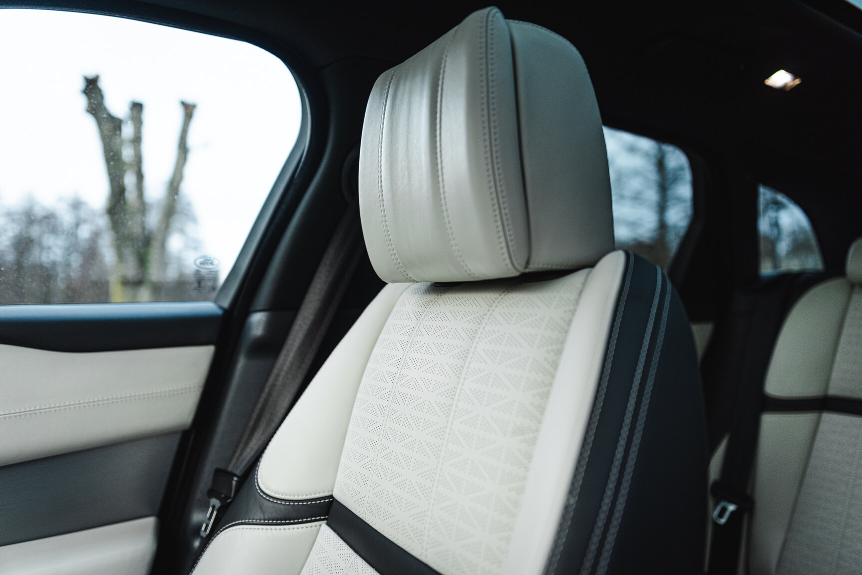 Interior image of 2018 Range Rover Velar D300 AWD HSE