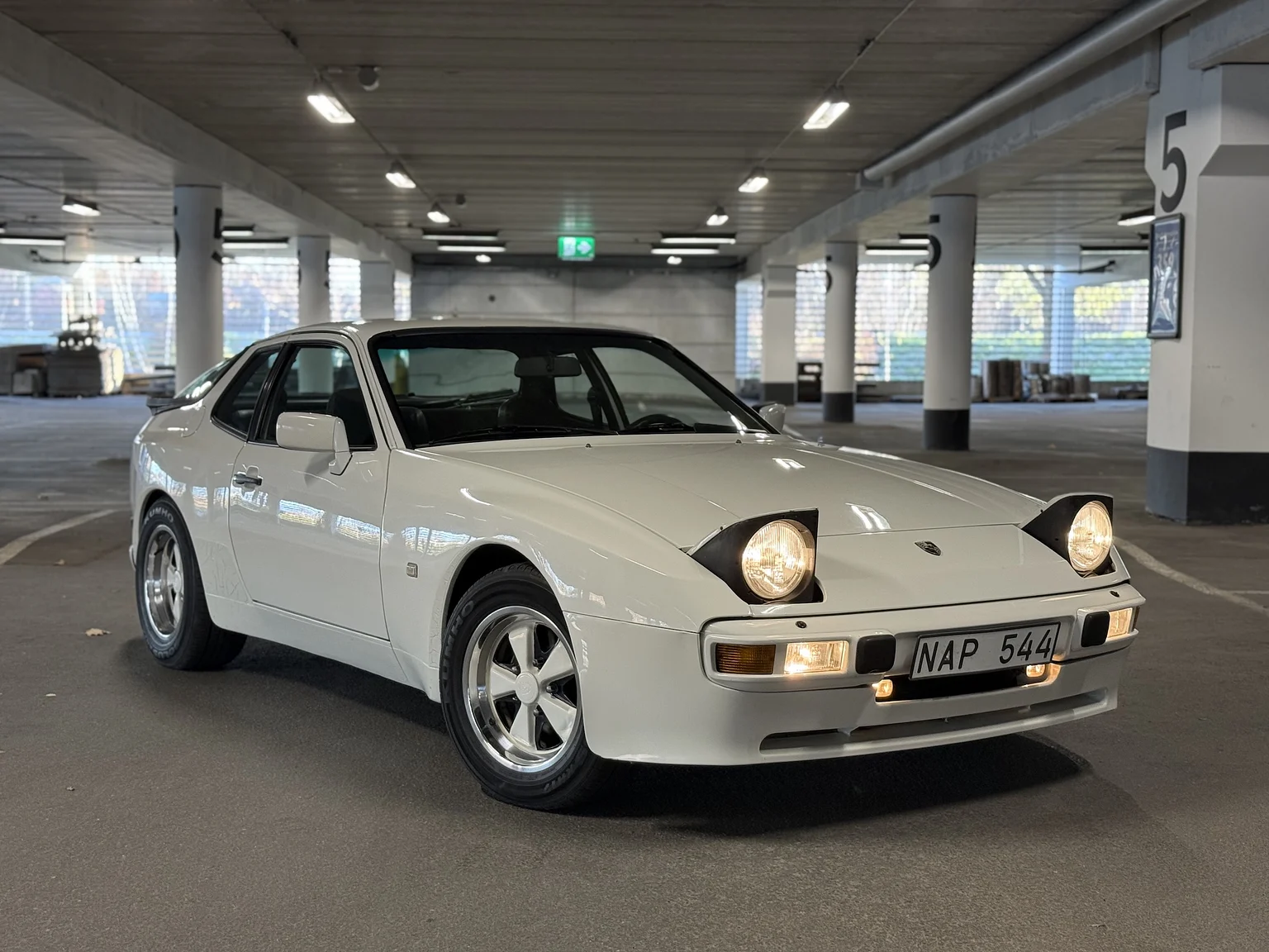 Exterior image of 1984 PORSCHE 944 Targa (24)