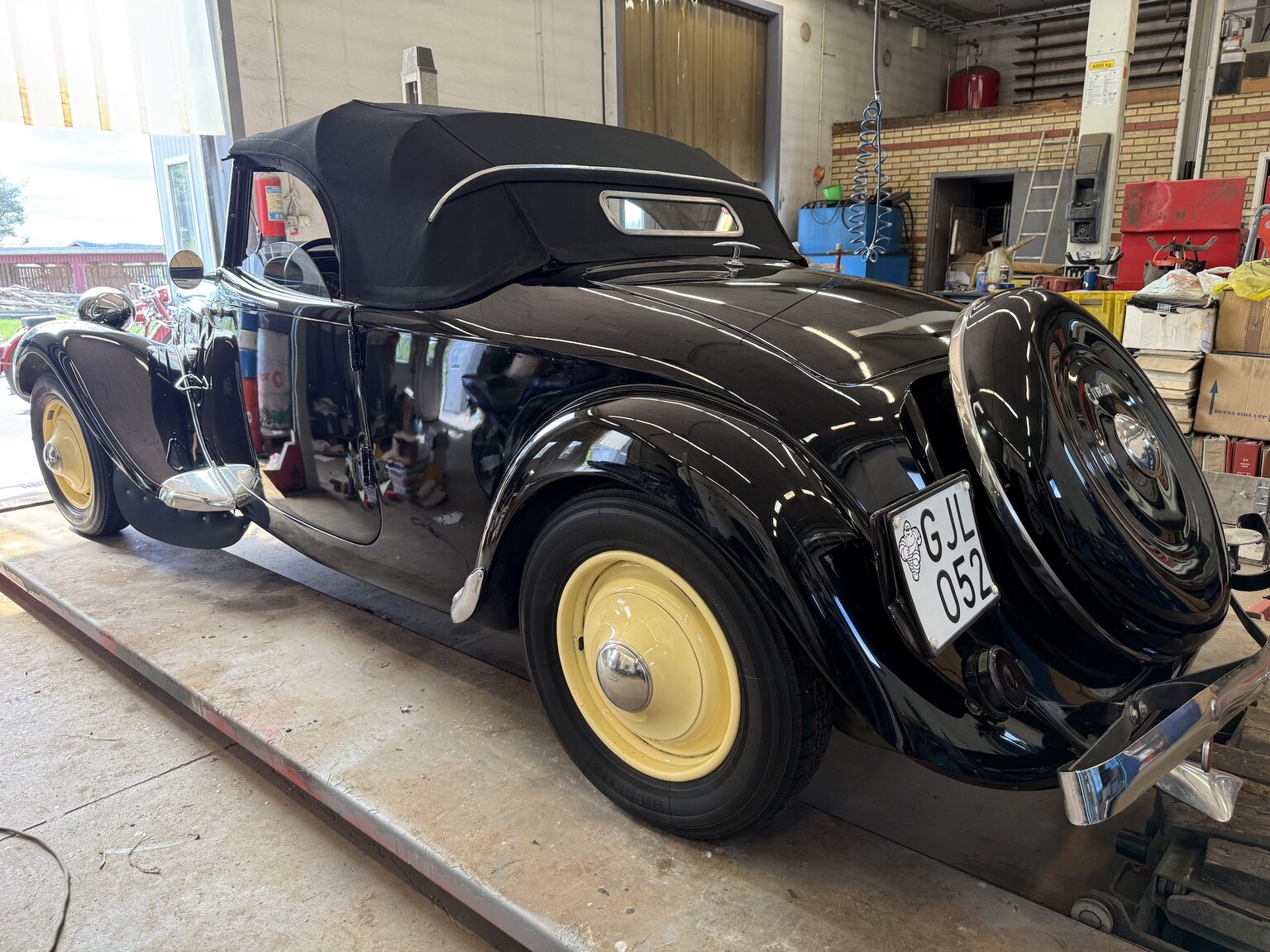 Exterior image of 1939 Citroën Berline 11 Sport Convertible