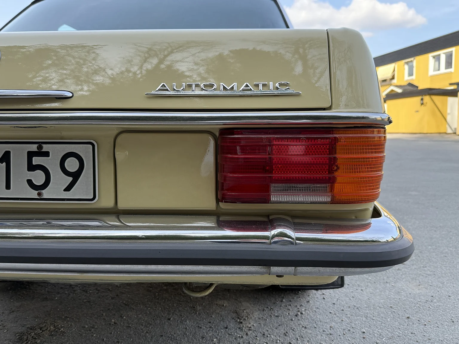Exteriörbild på 1974 Mercedes-Benz 230 Automatic (57)