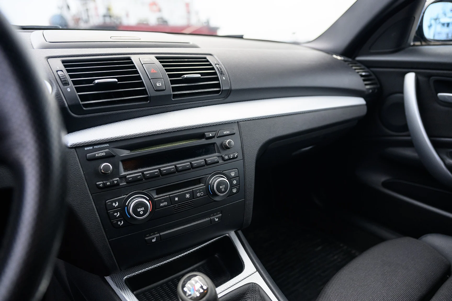 Innenraumfoto von 2007 2007 BMW 130i M Sport (16)