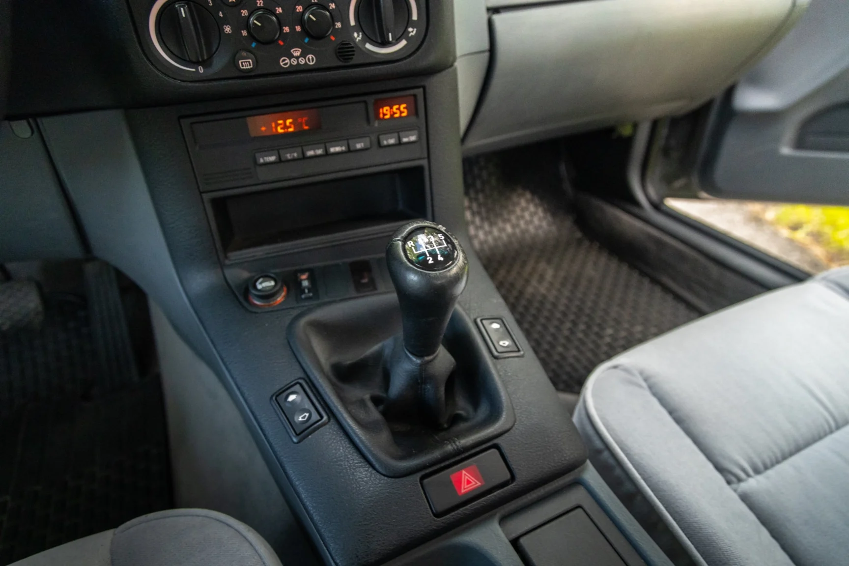 Interior image of 1994 BMW 318i - NO RESERVE (6)