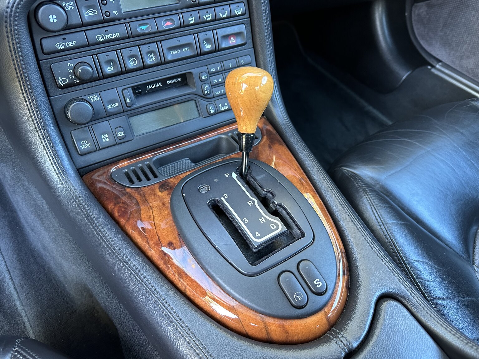 Innenraumfoto von 2000 Jaguar XK 8