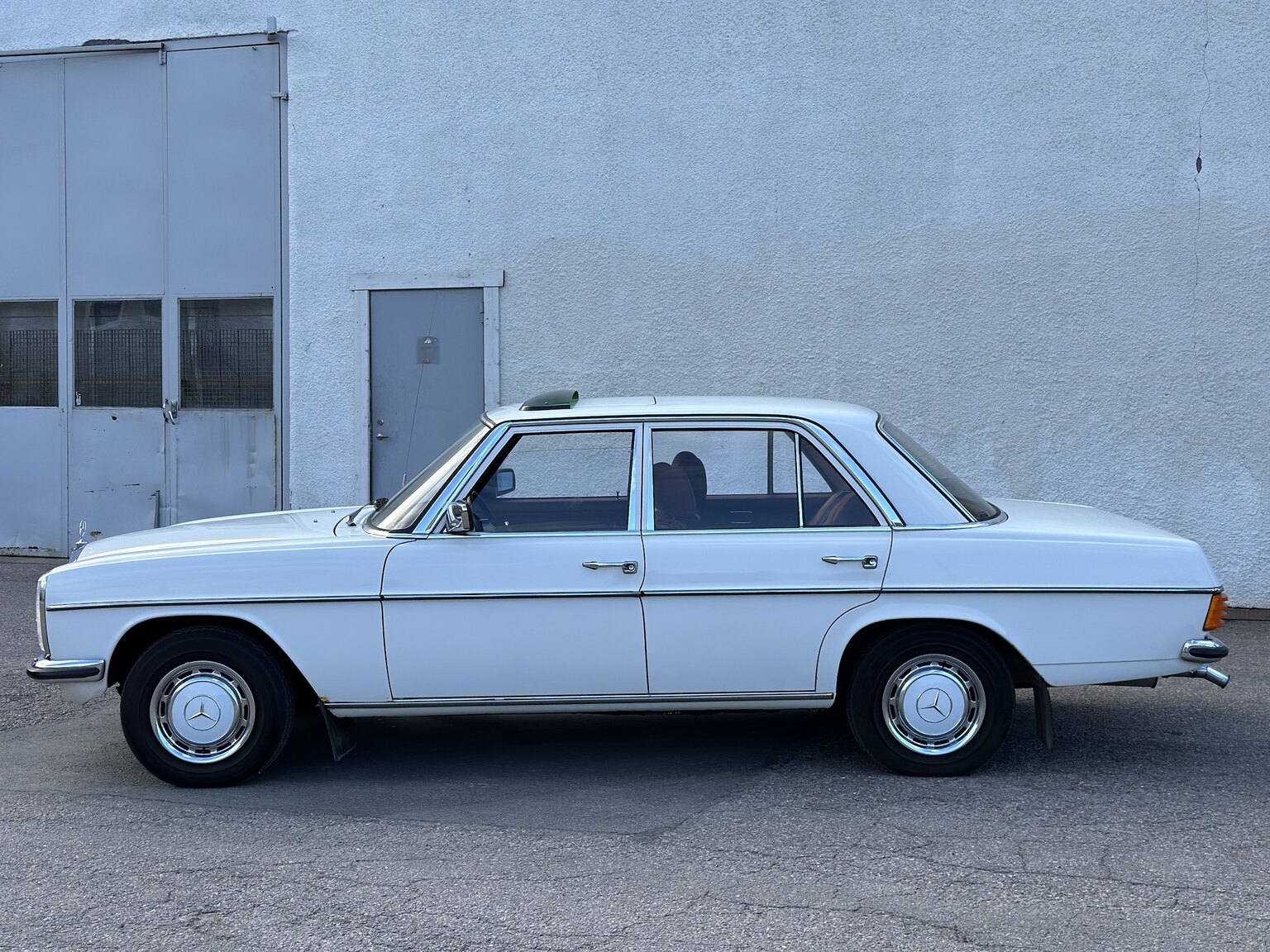 Exterior image of 1975 Mercedes Benz 200 (3)