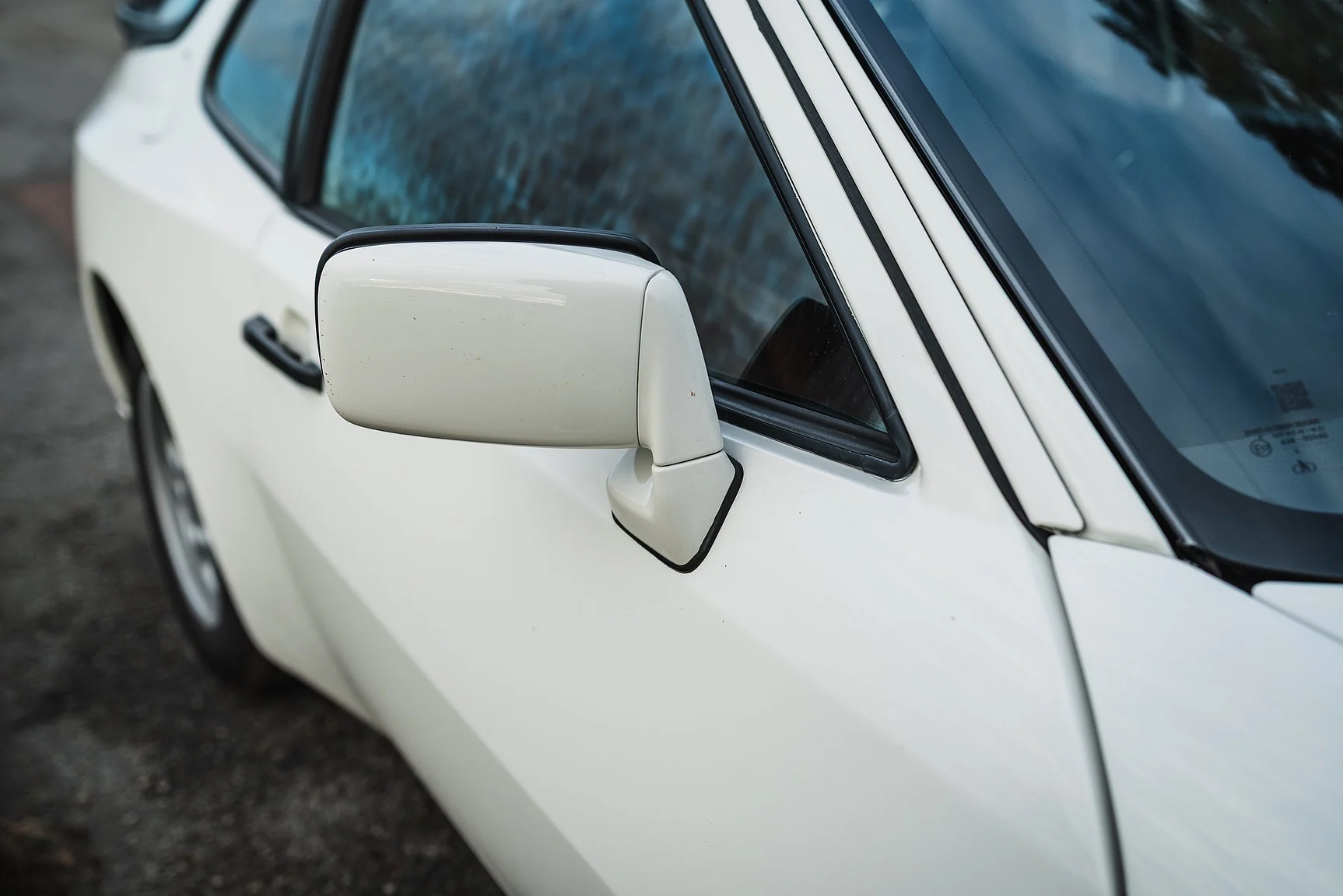 Exterior image of 1986 Porsche 944R (39)