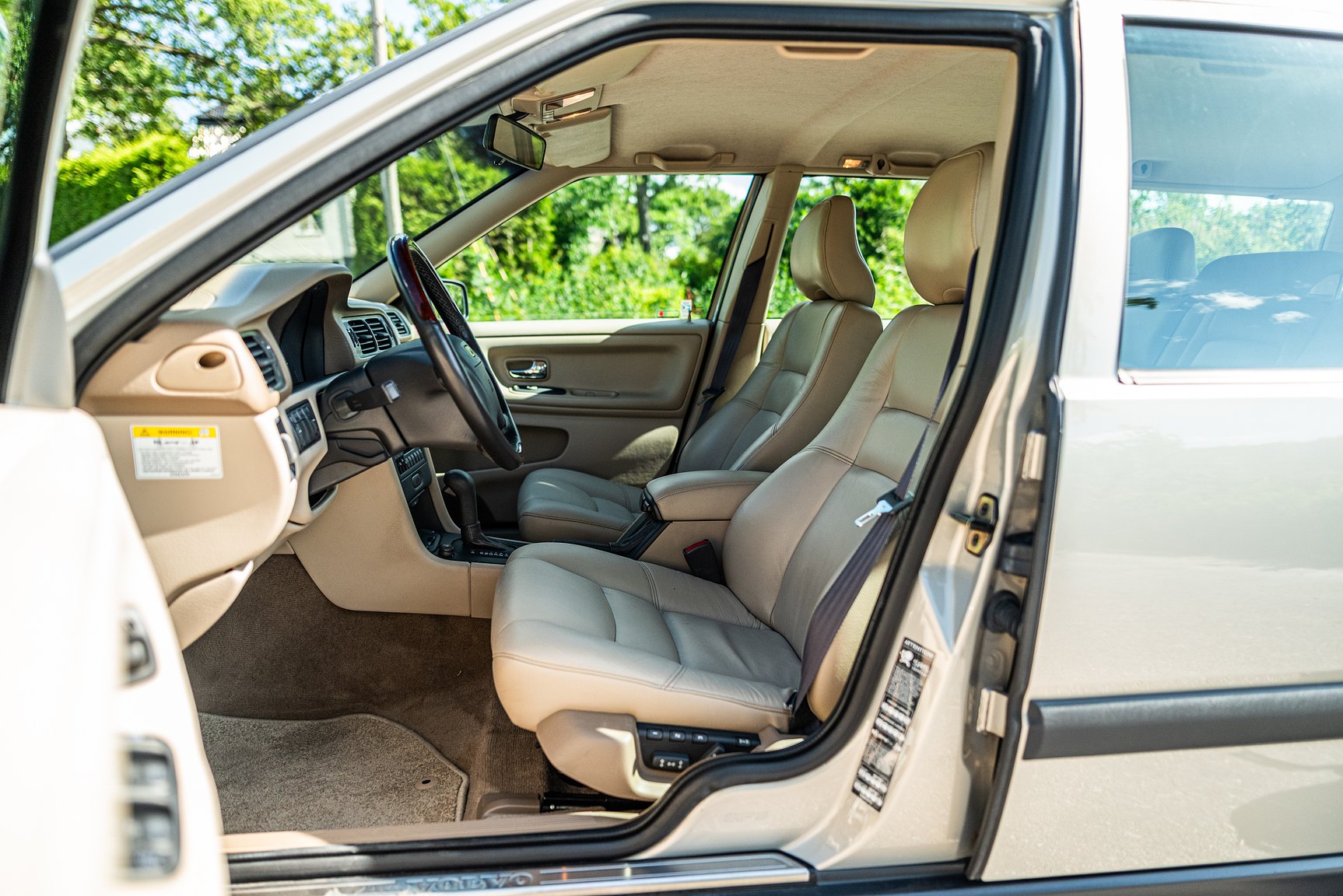 Interior image of 2000 Volvo V70 XC 2.4 T AWD 