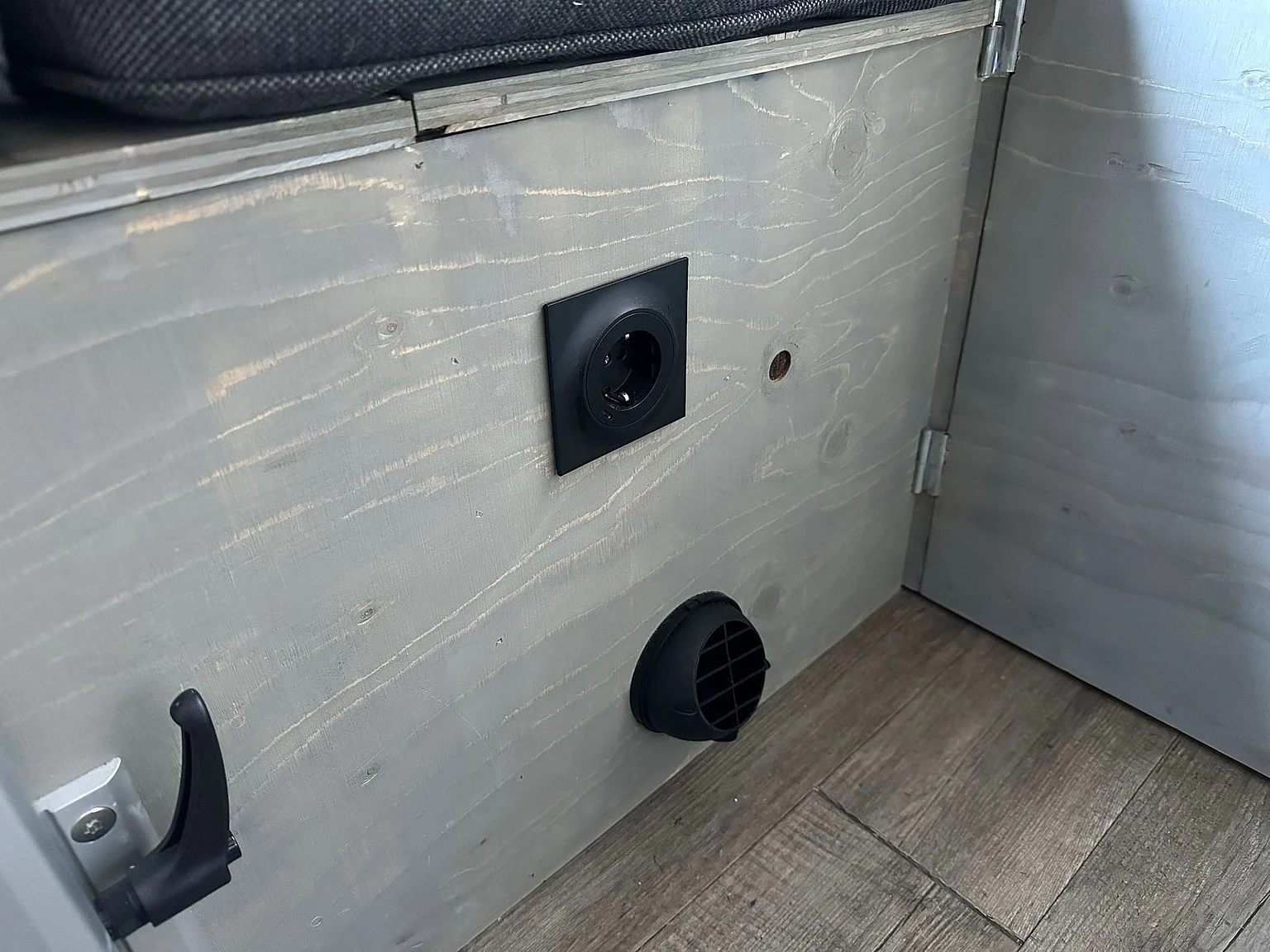 Interiörbild 2004 Mercedes-Benz Sprinter 4x4 Campervan/Overlander (23)