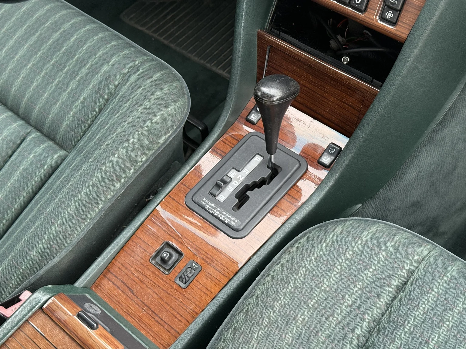 Interior image of 1991 Mercedes-Benz 300 E 4MATIC (41)