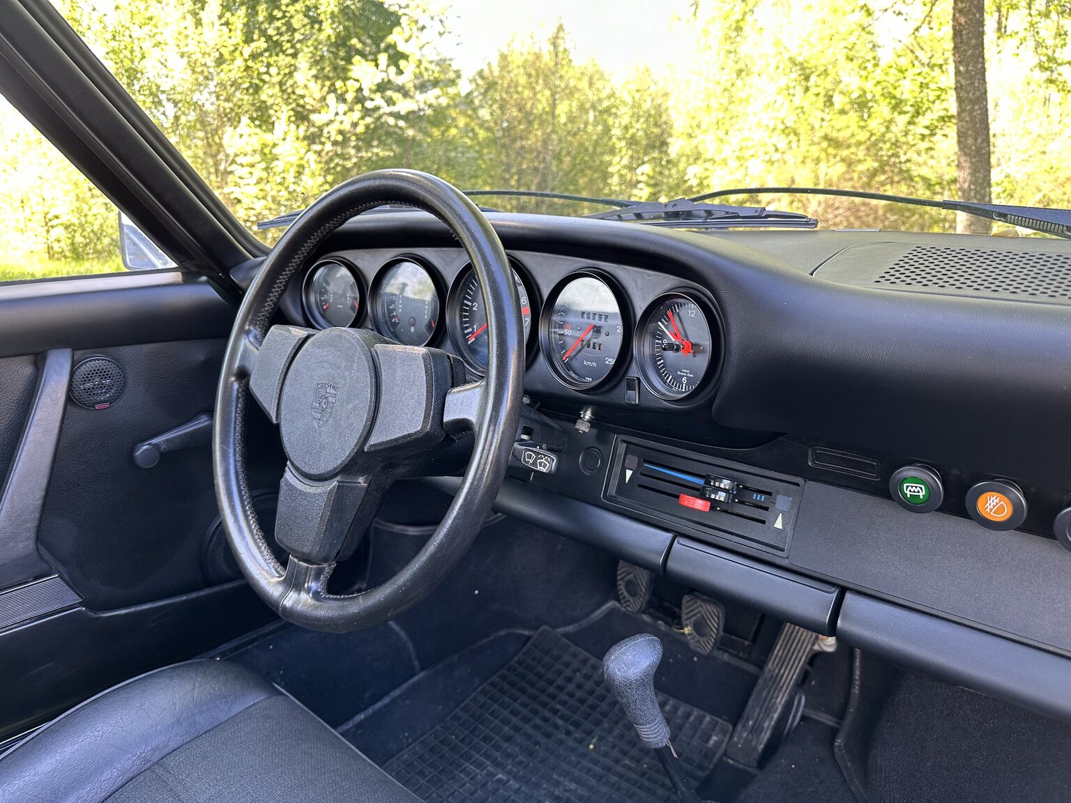 Interior image of 1975 Porsche 911 (28)