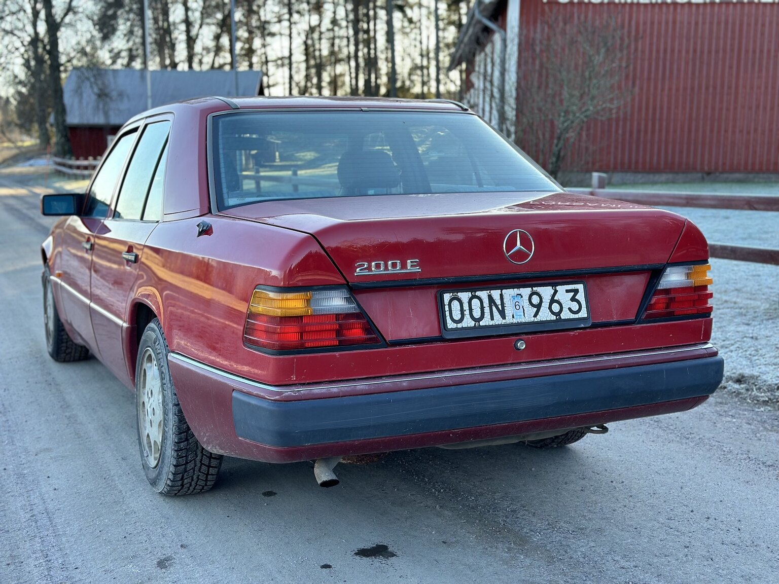 Exteriörbild på 1990 Mercedes-Benz 200 E