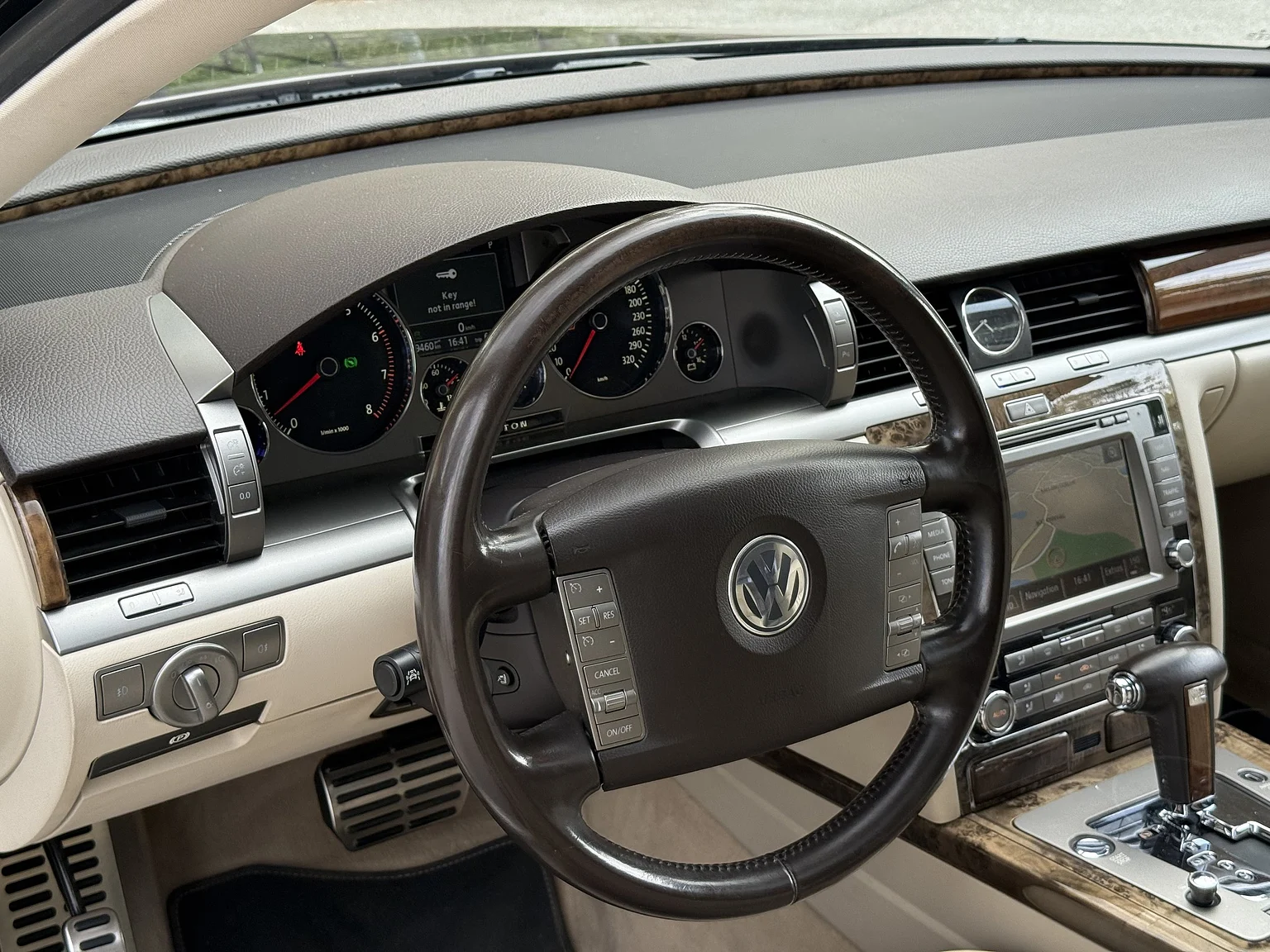 Innenraumfoto von 2009 Volkswagen Phaeton W12 LWB Executive (21)