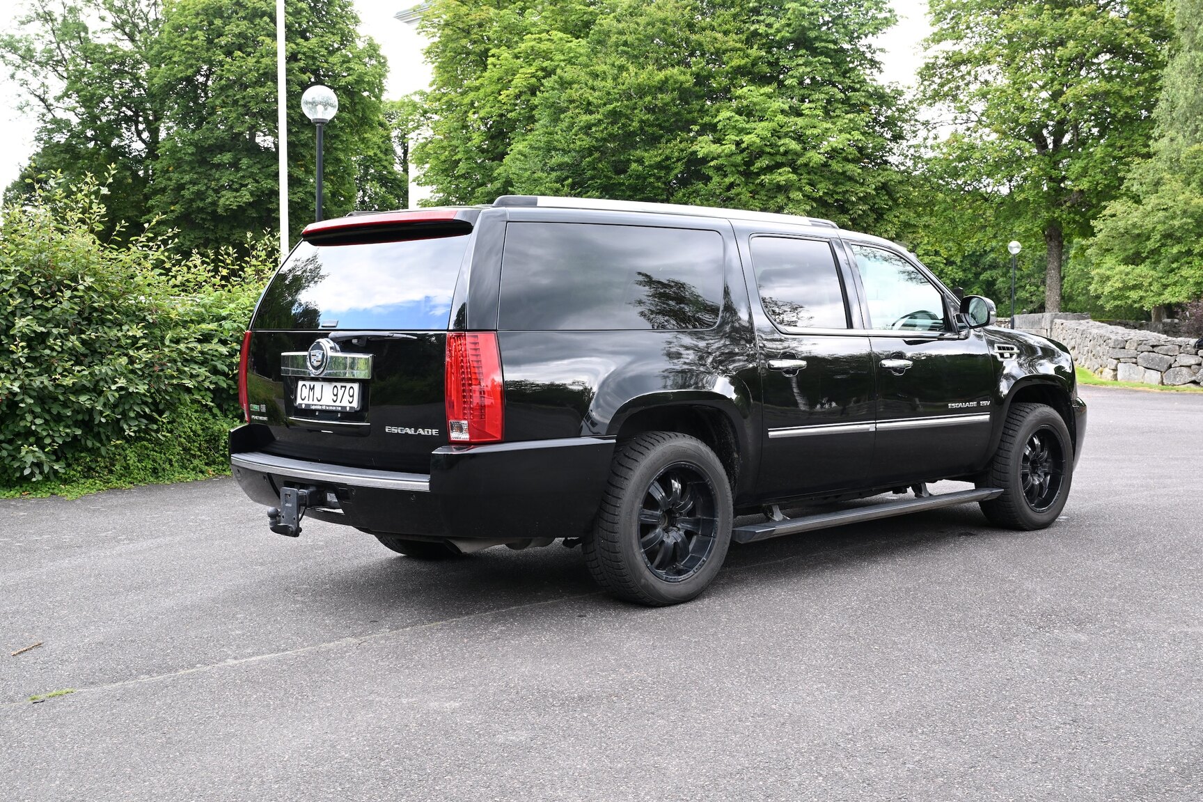 Exterior image of 2010 Cadillac Escalade ESV 6.2 Flexfuel
