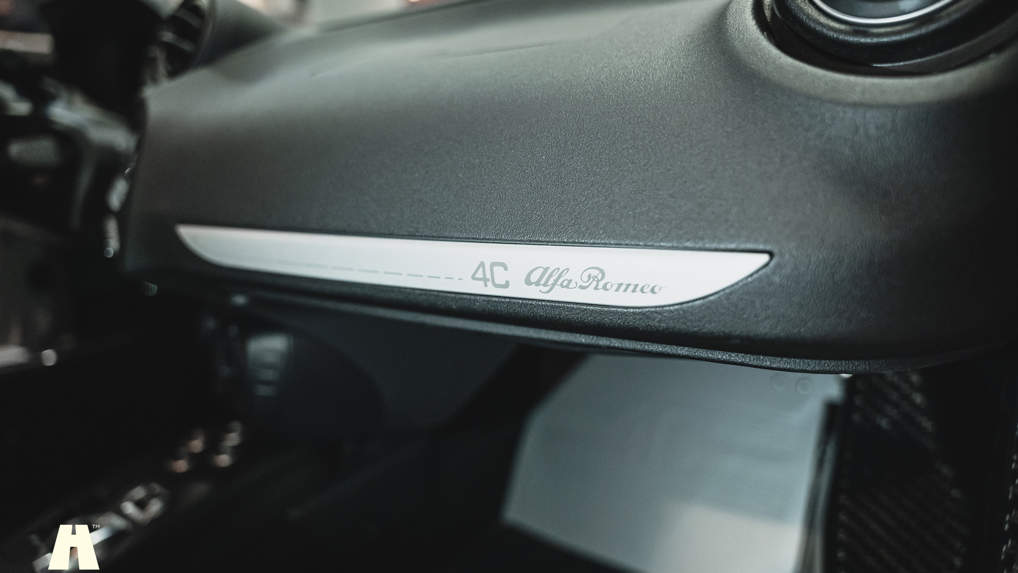 Innenraumfoto von 2016 Alfa Romeo 4C (22)