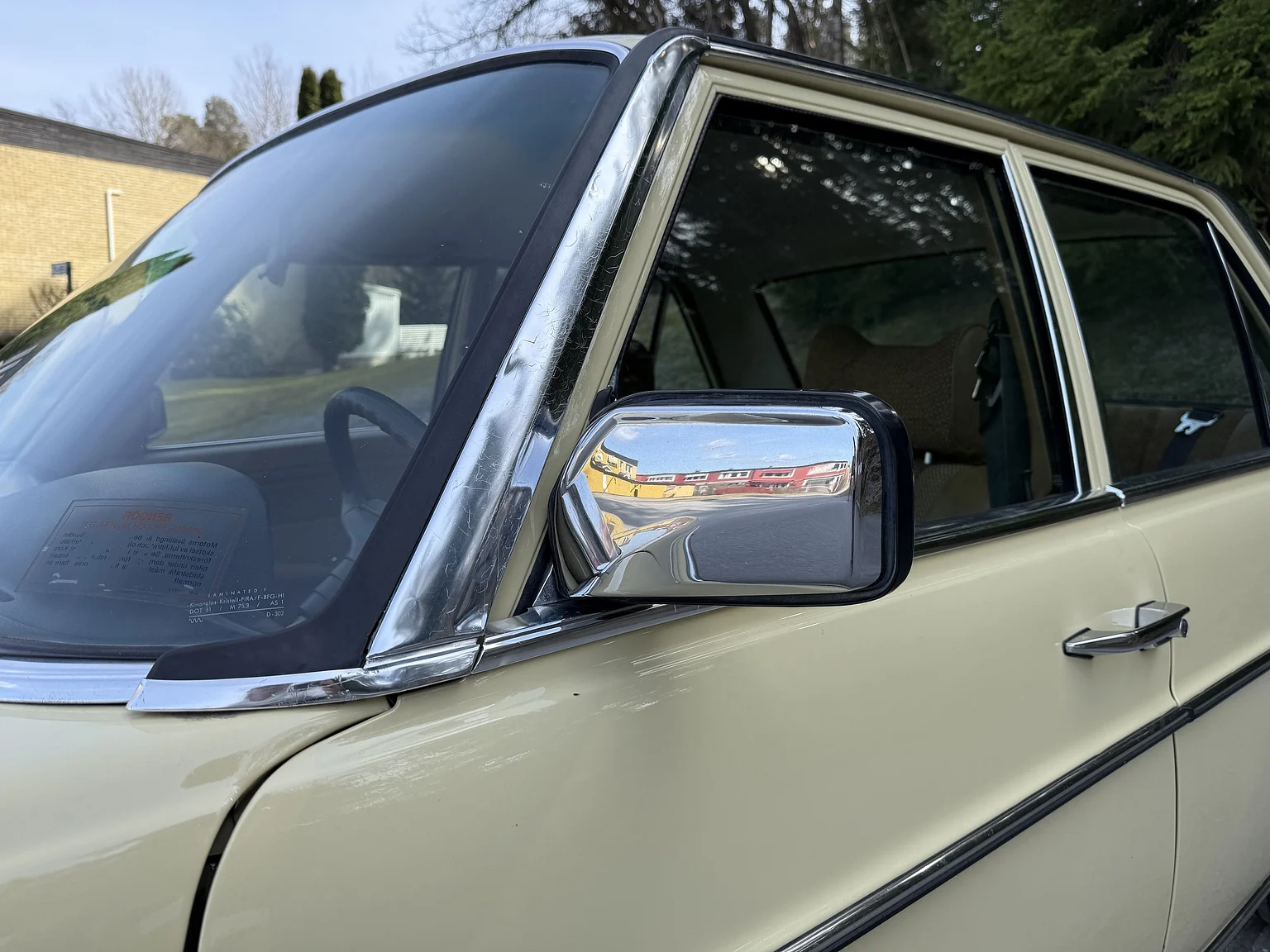 Exteriörbild på 1974 Mercedes-Benz 230 Automatic (24)