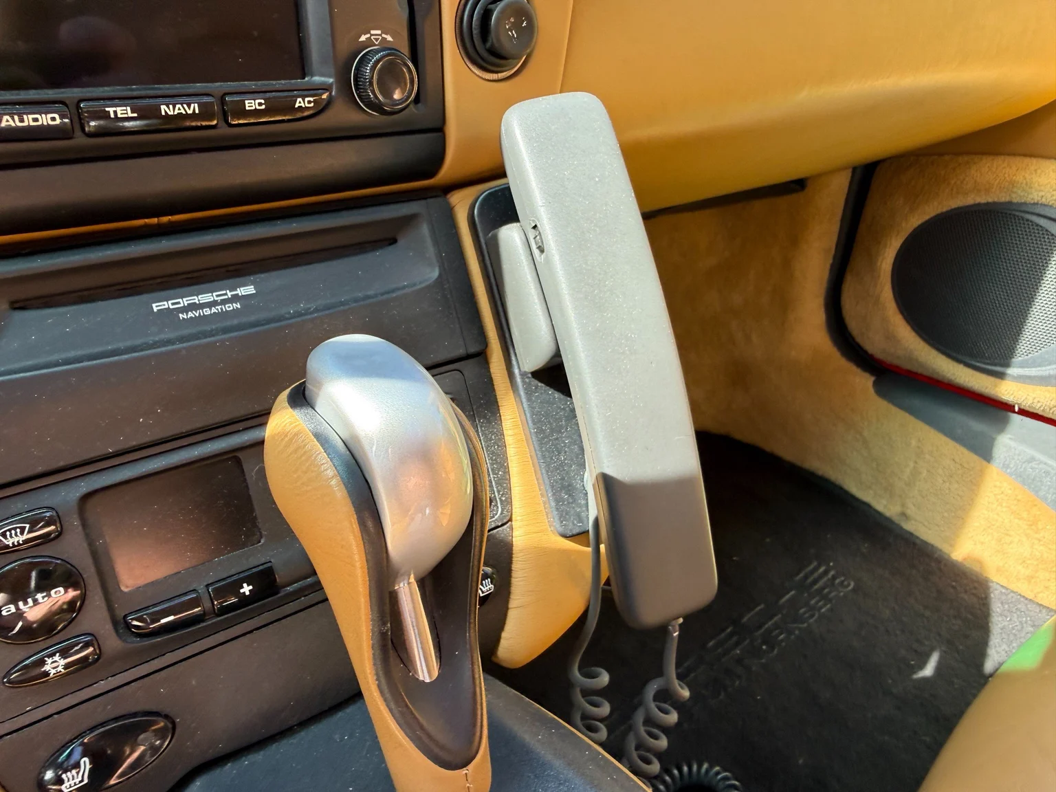 Interior image of 1998 Porsche 911 Carrera (17)
