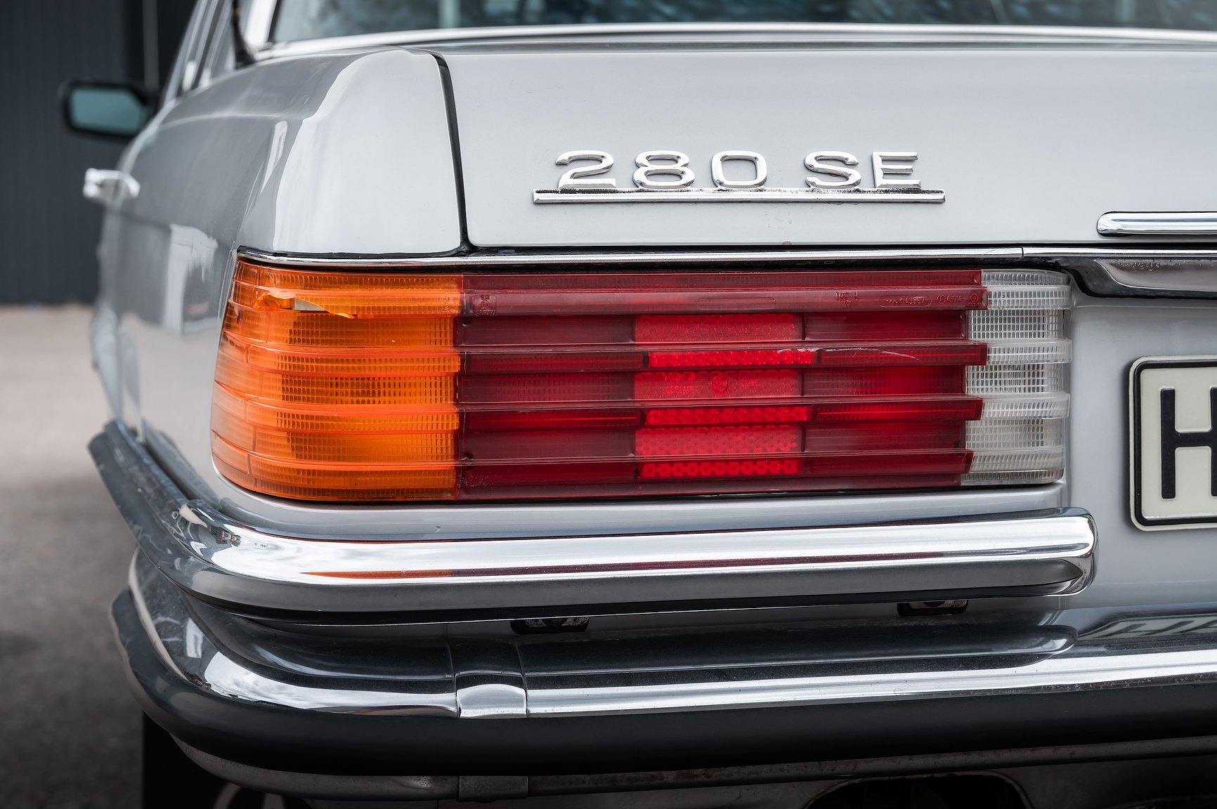 Exterior image of 1975 Mercedes-Benz 280 SE 