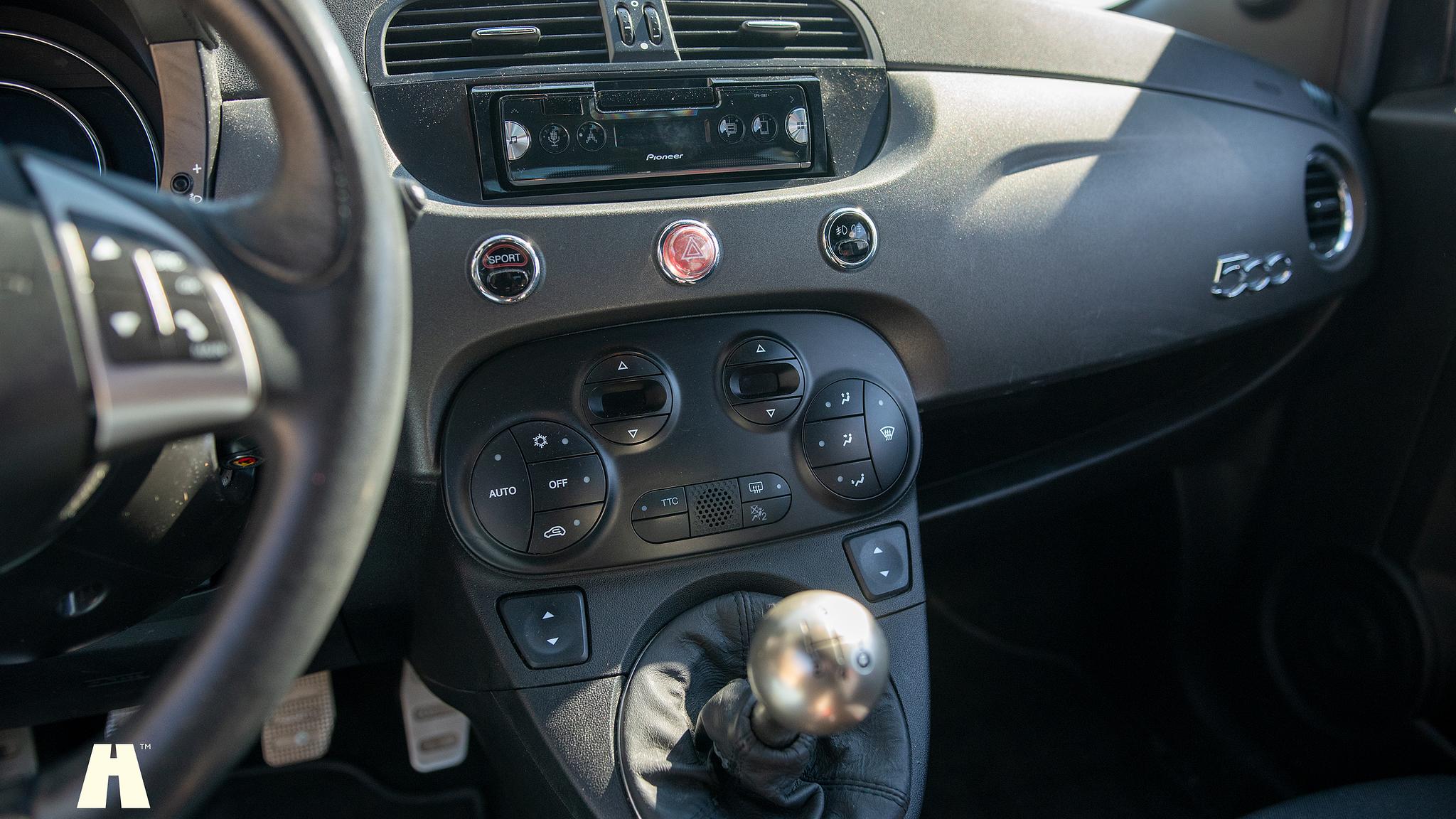 Innenraumfoto von 2016 Abarth 595 Competizione (31)