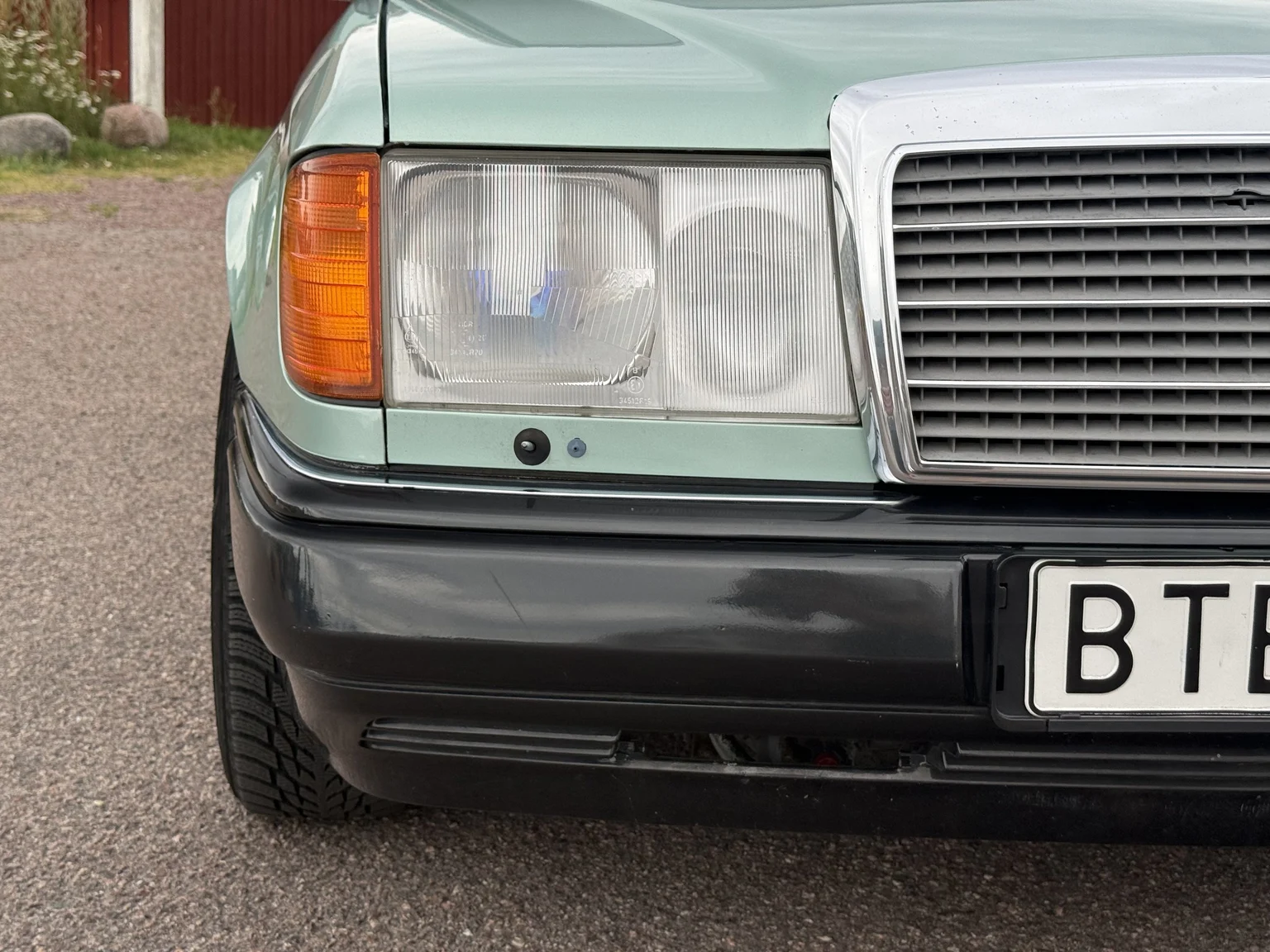 Exteriörbild på 1991 Mercedes-Benz 300 E 4MATIC (22)