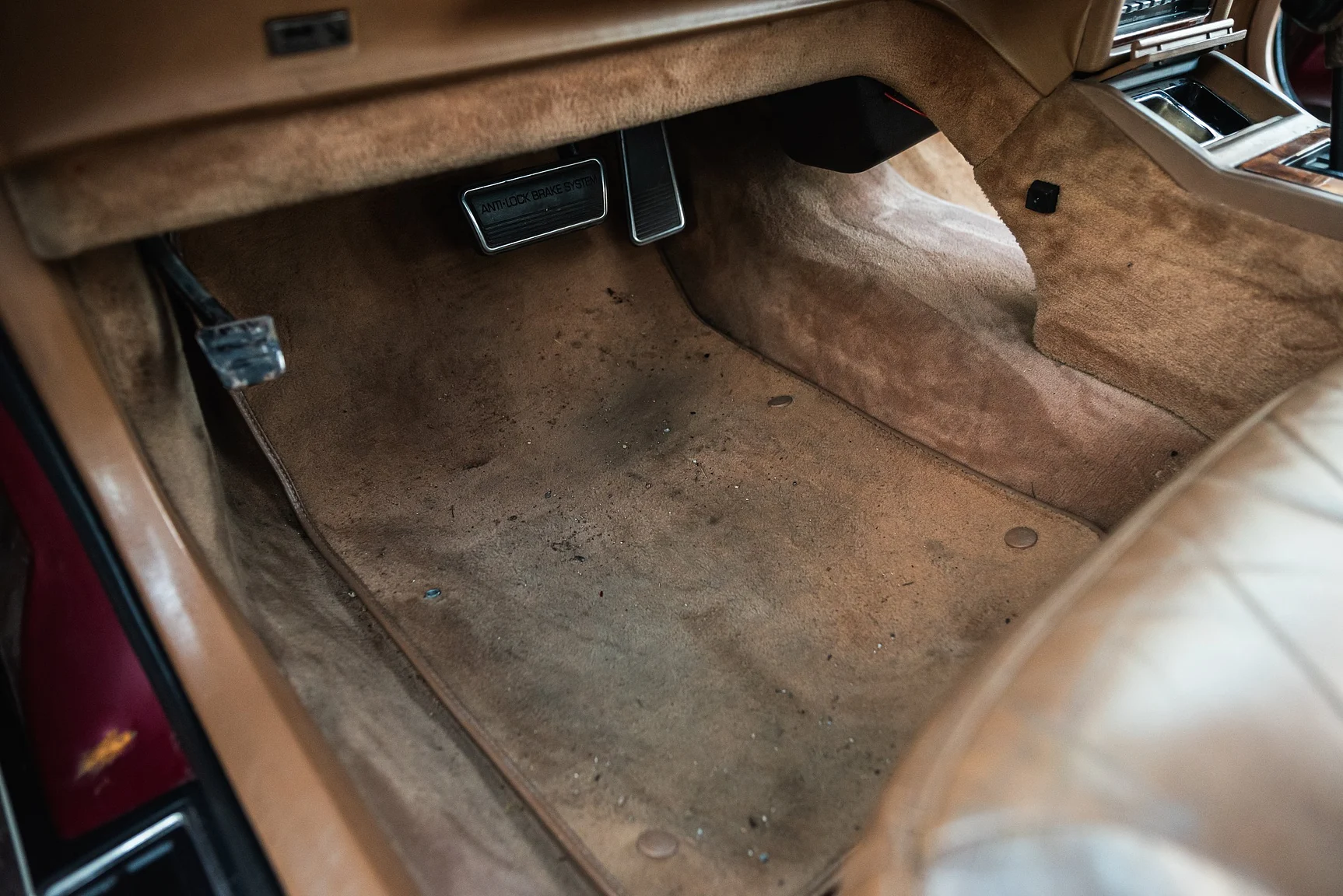 Interior image of 1989 Cadillac Seville (30)