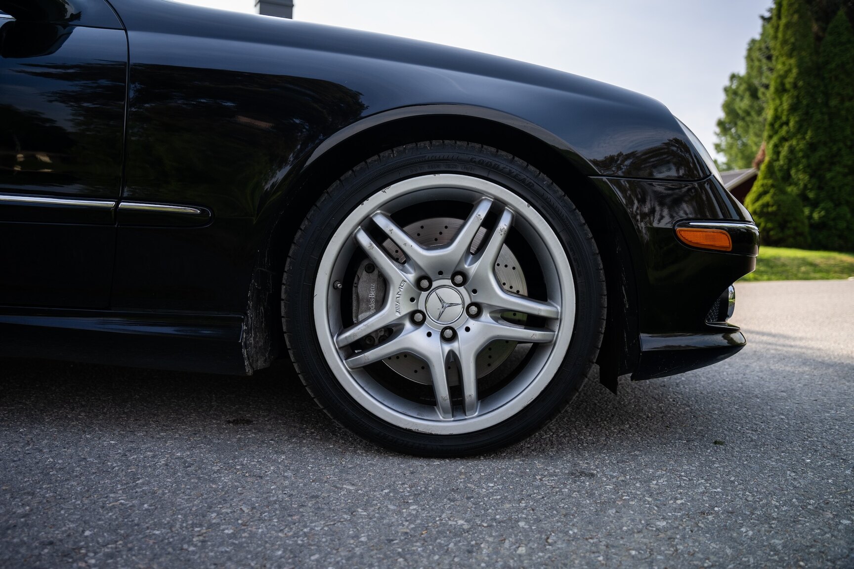 Exterior image of 2009 Mercedes-Benz CLK 550