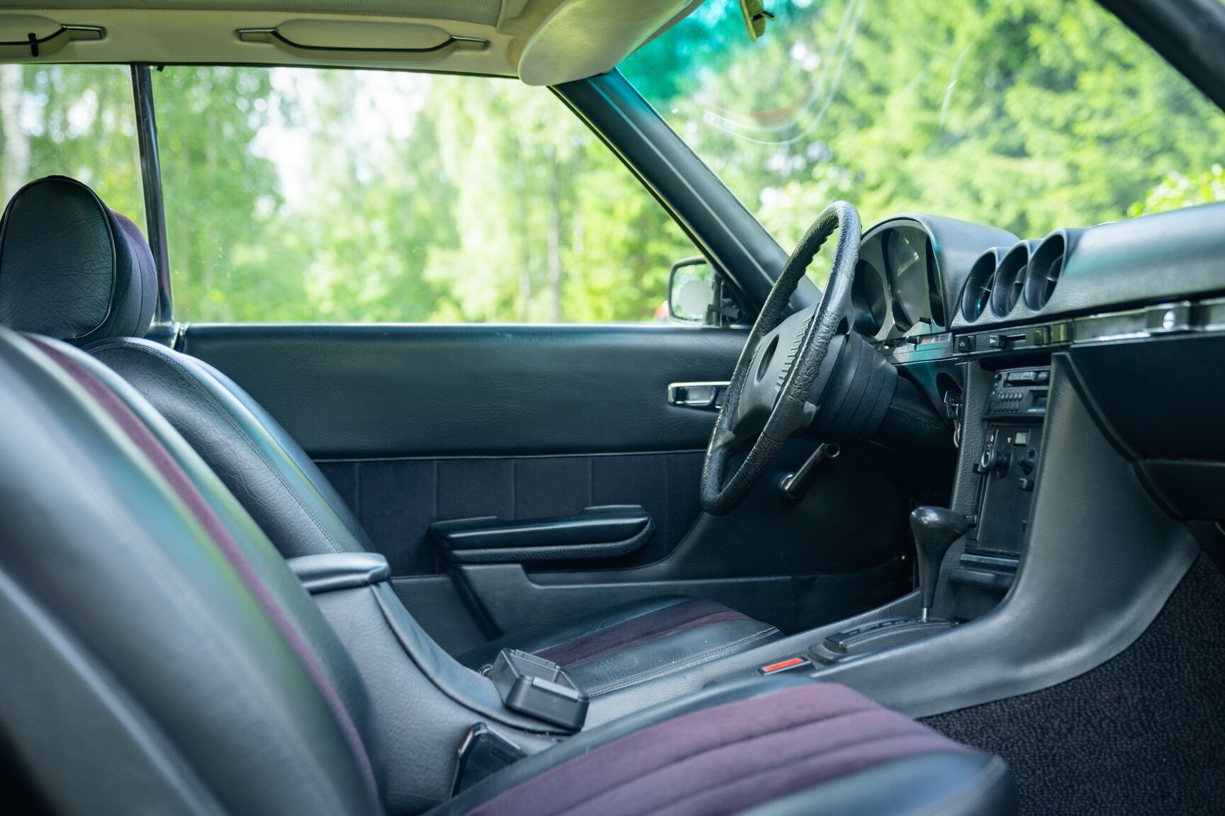 Interior image of 1975 Mercedes-Benz 350 SLC