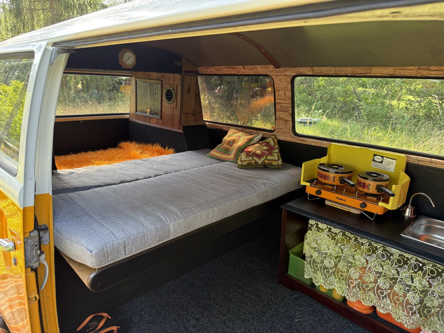 Innenraumfoto von 1975 Volkswagen Transporter Campervan (61)