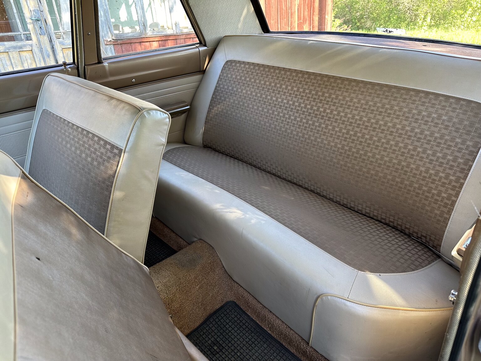 Innenraumfoto von 1966 Plymouth Valiant 100 2-door Sedan