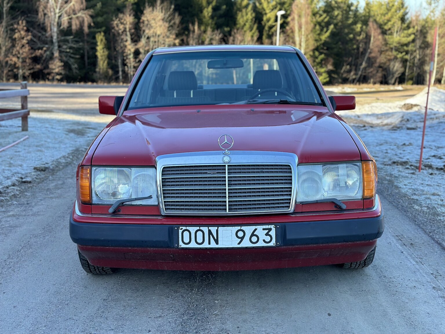 Exteriörbild på 1990 Mercedes-Benz 200 E