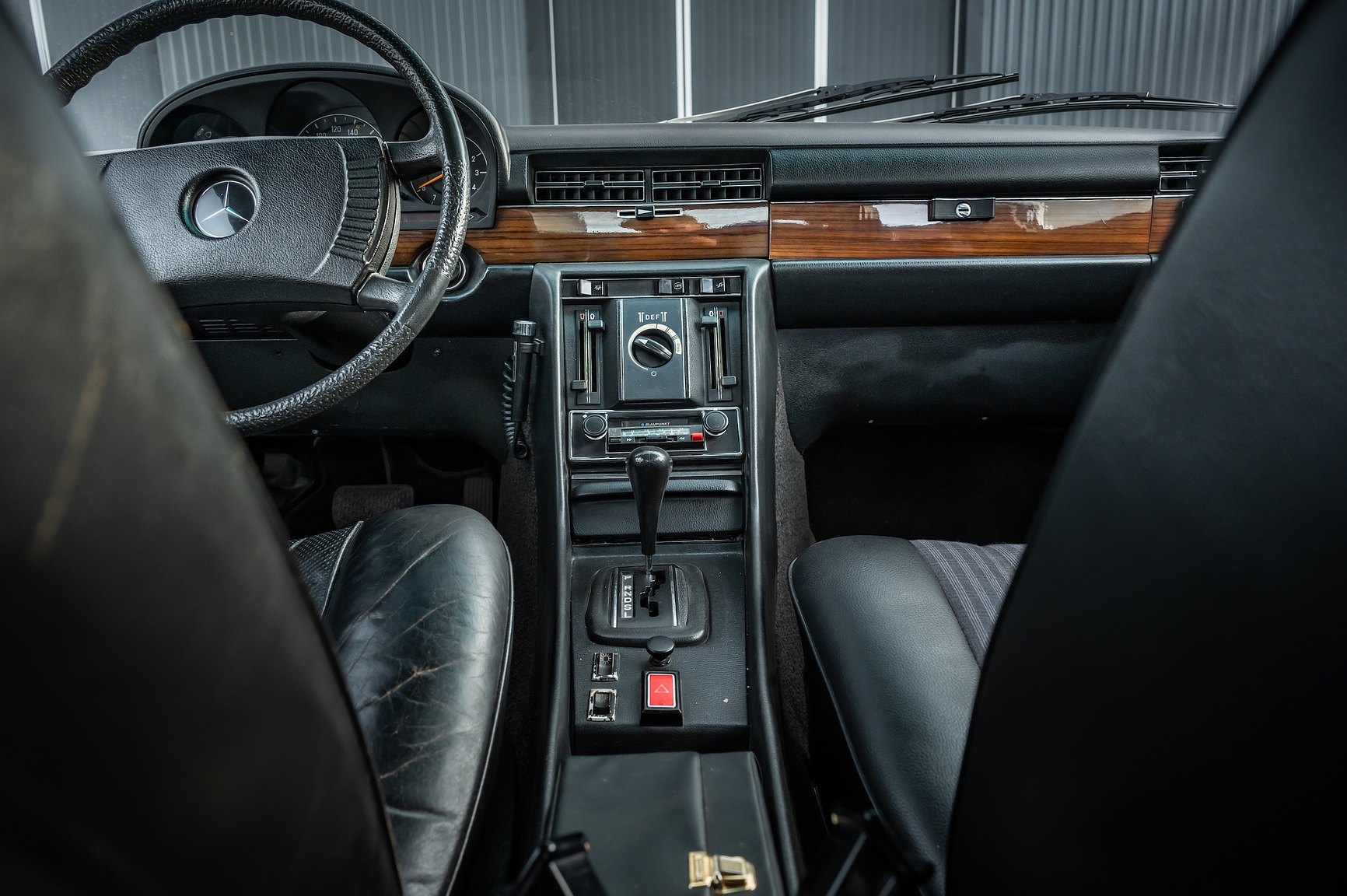 Interior image of 1975 Mercedes-Benz 280 SE 