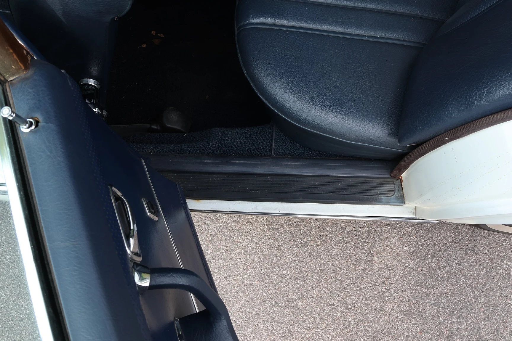 Interior image of 1972 Mercedes-Benz 280 SE 4.5  (26)