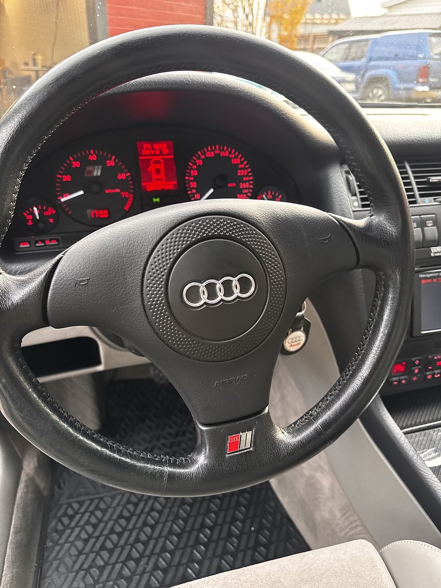 Interiörbild 1999 Audi S8 4.2 Quattro