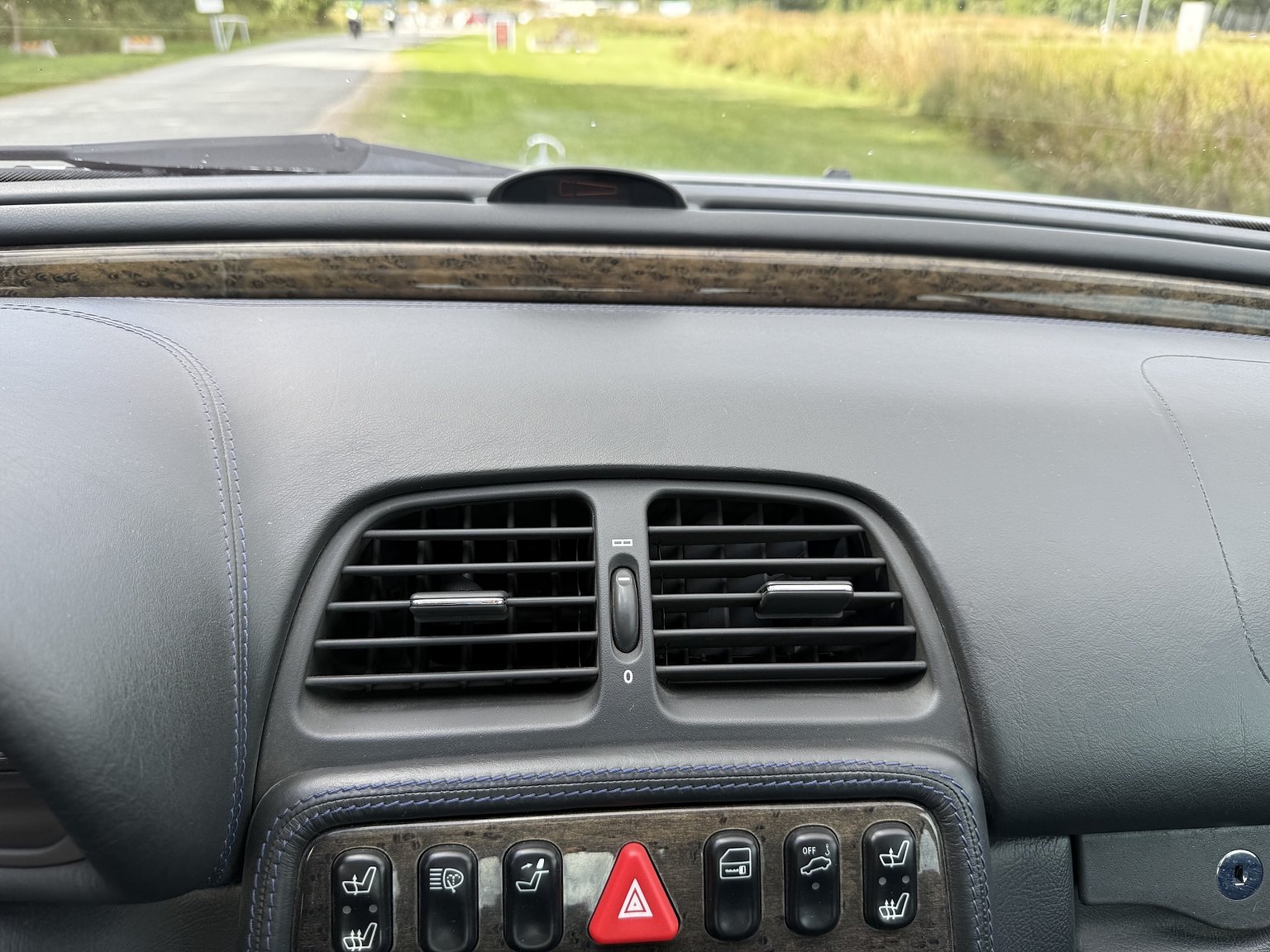 Interior image of 2000 Mercedes-Benz CLK 55 AMG Coupé