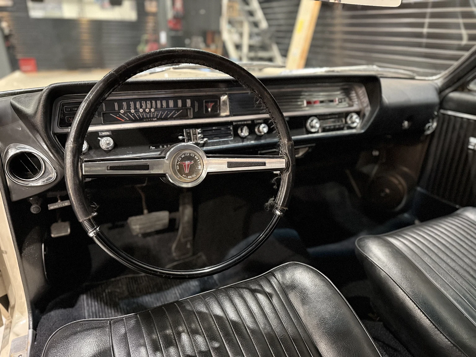 Innenraumfoto von 1964 Oldsmobile Cutlass Convertible (42)