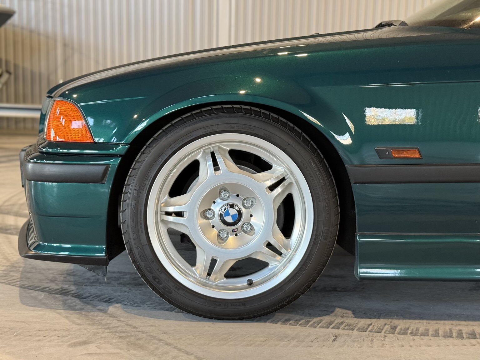 Exteriörbild på 1995 BMW 325i Coupé AVUS Edition "No Reserve Auction"