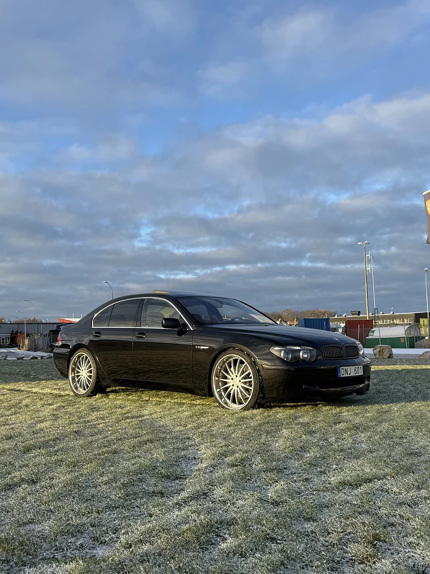 Exteriörbild på 2003 BMW 760i (5)