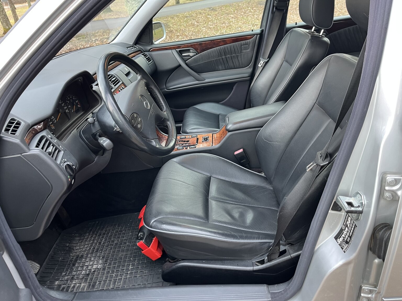 Interior image of 1999 Mercedes-Benz E320 T Automat