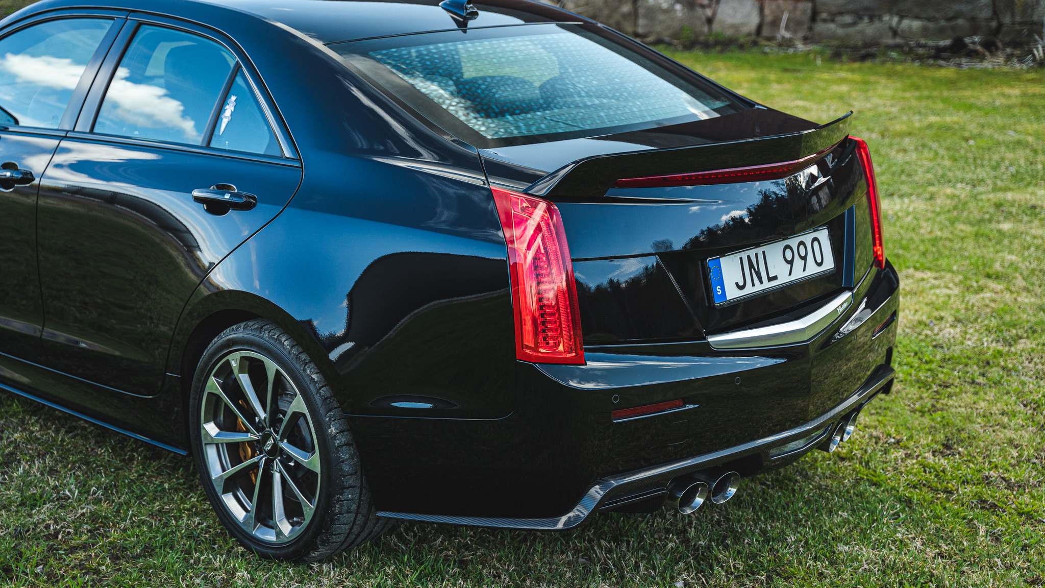 Exteriörbild på 2016 Cadillac ATS-V (13)