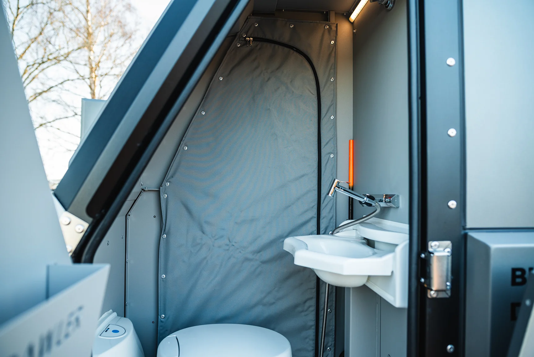 Interior image of 2025 Northea Trailer Expedition Crawler 458i Offgrid-Camper (11)