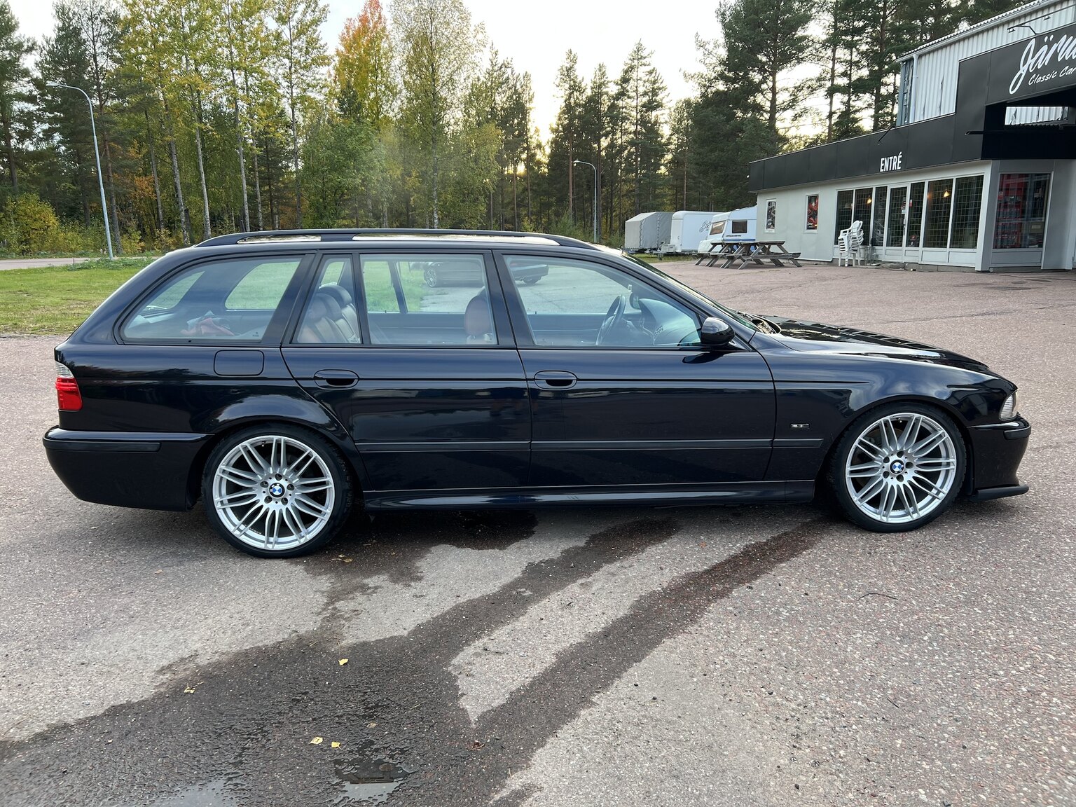 Exterior image of 2003 BMW 540i Touring