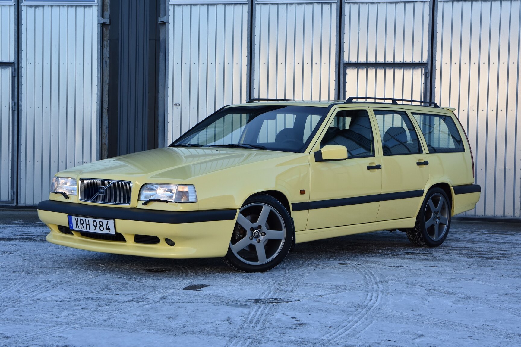 Exterior image of 1995 Volvo 850 T-5R Kombi