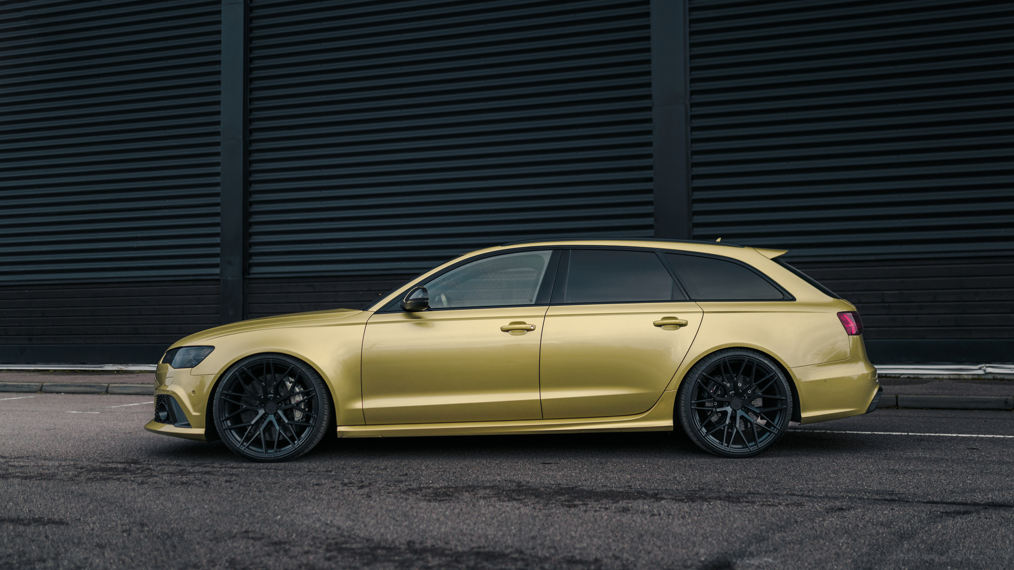 Exterior image of 2016 Audi RS6 Avant Exclusive (6)