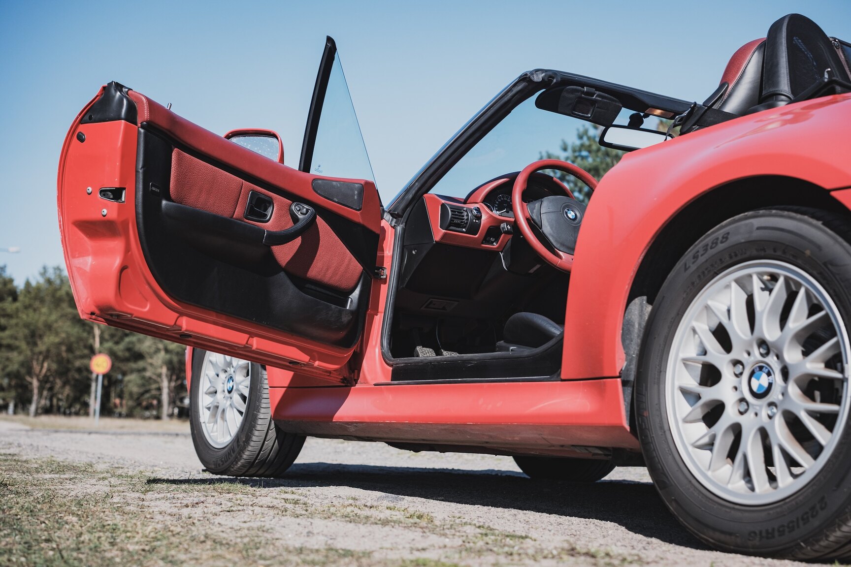 Interior image of 1999 BMW Z3 2.8i Roadster