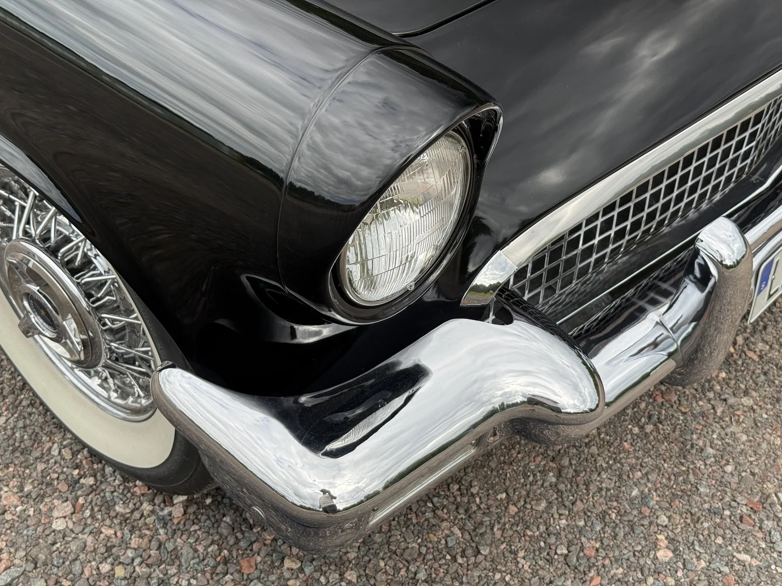 Exteriörbild på 1957 Ford Thunderbird (26)